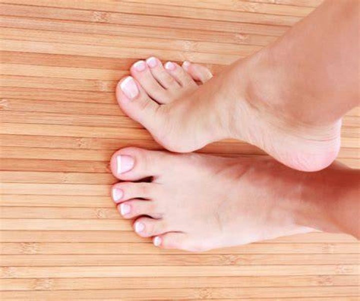 How does her feet look like?