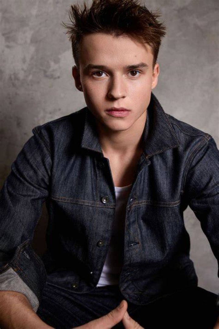 Maxwell Jenkins Bio, age, height, girlfriend, parents, Dear Edward cast, net worth 1 Maxwell Jenkins